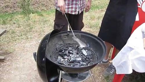 Barbecue rotondo a carbone accensione ...