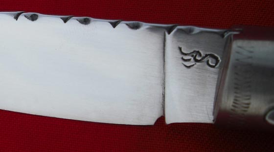 marchio del Coltello con manico rosso ...