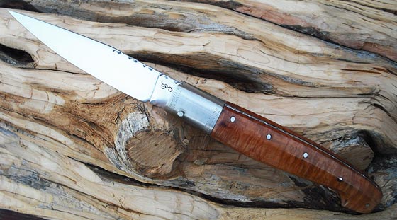 esposizione del Coltello con manico rosso ...
