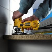 Seghetto Alternativo DeWALT DW343K in uso ...