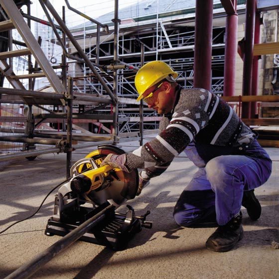 Utilizzo della Troncatrice per ferro DeWALT ...