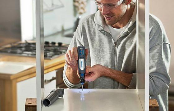 incisione plastica del multiutensile Dremel Micro ...