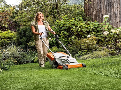 Rasaerba a batteria Stihl lame funzionamento macchiana taglio erba ...