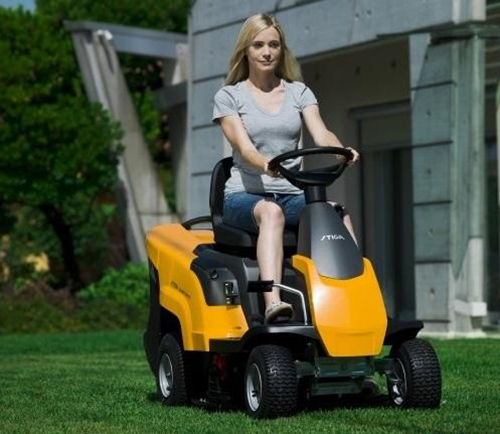 Trattorino rider tagliaerba Stiga Swift 372e a batteria funzionamento rasatura ...